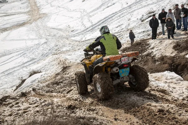 Almaty, Kazajstán - 21 de febrero de 2013. Off-road racing en jeeps, Competencia de coches, ATV . —  Fotos de Stock