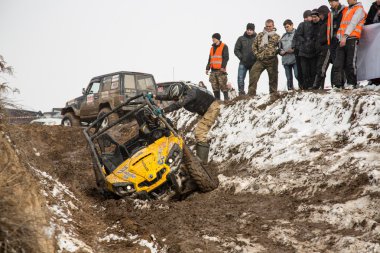 Almatı, Kazakistan - 21 Şubat 2013. Off-Road jipler, araba Yarışması, atv yarış.