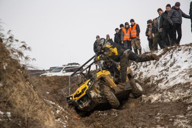Almatı, Kazakistan - 21 Şubat 2013. Off-Road jipler, araba Yarışması, atv yarış.