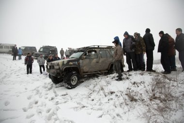Almatı, Kazakistan - 21 Şubat 2013. Off-Road jipler, araba Yarışması, atv yarış.