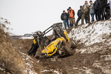 Almatı, Kazakistan - 21 Şubat 2013. Off-Road jipler, araba Yarışması, atv yarış.