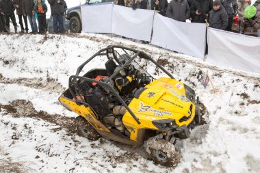 Almatı, Kazakistan - 21 Şubat 2013. Off-Road jipler, araba Yarışması, atv yarış.