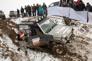 Almatı, Kazakistan - 21 Şubat 2013. Off-Road jipler, araba Yarışması, atv yarış.