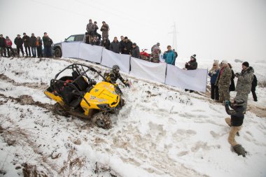 Almatı, Kazakistan - 21 Şubat 2013. Off-Road jipler, araba Yarışması, atv yarış.