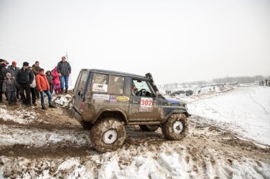 Almatı, Kazakistan - 21 Şubat 2013. Off-Road jipler, araba Yarışması, atv yarış.