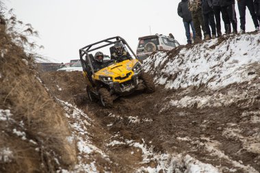 Almatı, Kazakistan - 21 Şubat 2013. Off-Road jipler, araba Yarışması, atv yarış.