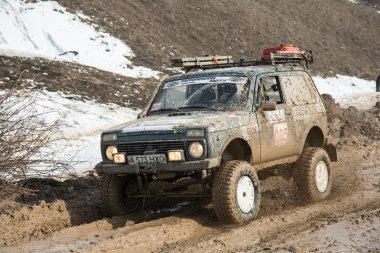 Almatı, Kazakistan - 21 Şubat 2013. Off-Road jipler, araba Yarışması, atv yarış.