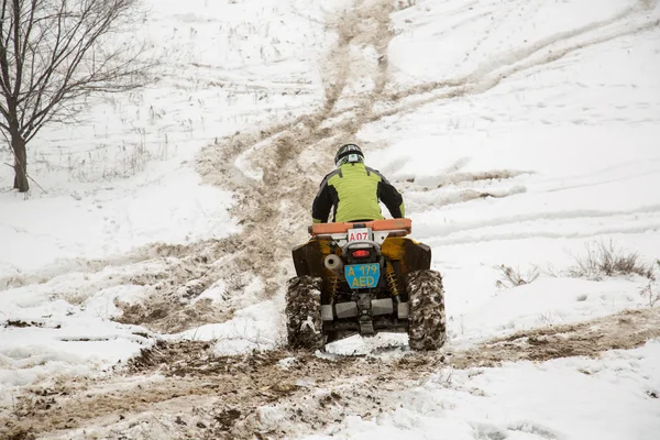 Almaty, Kazachstán - 21. února 2013. závodní terénní džípy, auto konkurence, atv. — Stockfoto