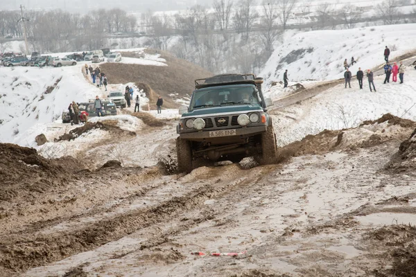 Almaty, Kazakhstan - 21 février 2013. Course hors route en jeeps, Compétition automobile, VTT . — Photo