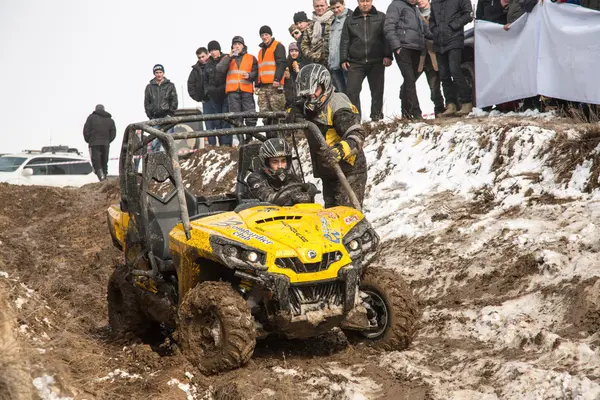Almatı, Kazakistan - 21 Şubat 2013. Off-Road jipler, araba Yarışması, atv yarış.