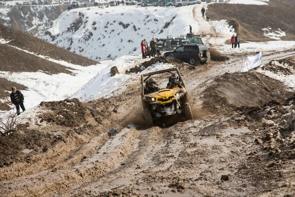 Almaty, Kazakhstan - 21 février 2013. Course hors route en jeeps, Compétition automobile, VTT . — Photo