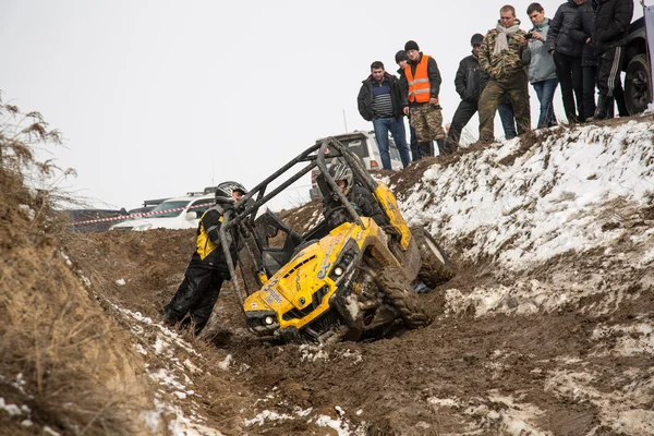 Almatı, Kazakistan - 21 Şubat 2013. Off-Road jipler, araba Yarışması, atv yarış.