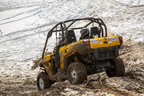 Almaty, Kazachstán - 21. února 2013. závodní terénní džípy, auto konkurence, atv. — Stockfoto