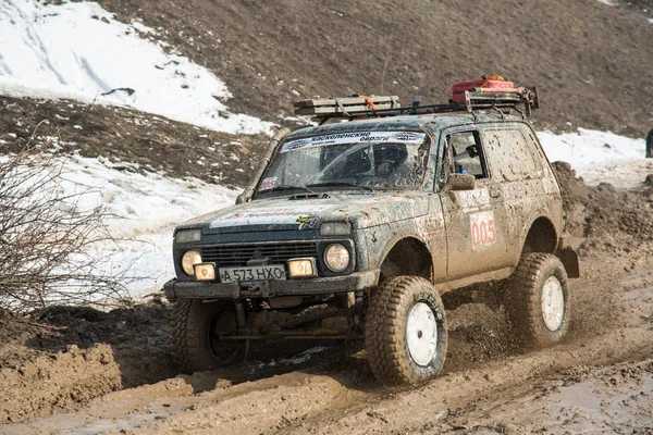 Almaty, Cazaquistão - 21 de fevereiro de 2013. Corrida off-road em jipes, Competição de carros, ATV . — Fotografia de Stock