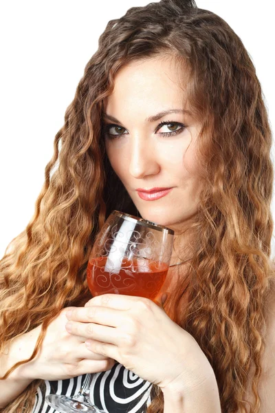 Mulher bonita com cabelos longos Segurando um copo de vinho no fundo branco — Fotografia de Stock