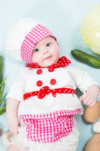 Bébé fille portant un chapeau de chef avec des légumes Utilisez-le pour un enfant, concept d'alimentation saine — Photo