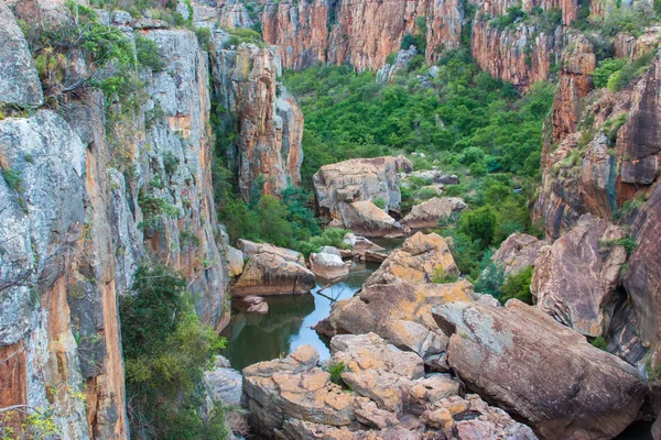 Blyde River Canyon, Sudáfrica, Mpumalanga, Paisaje de verano, rocas rojas y agua —  Fotos de Stock