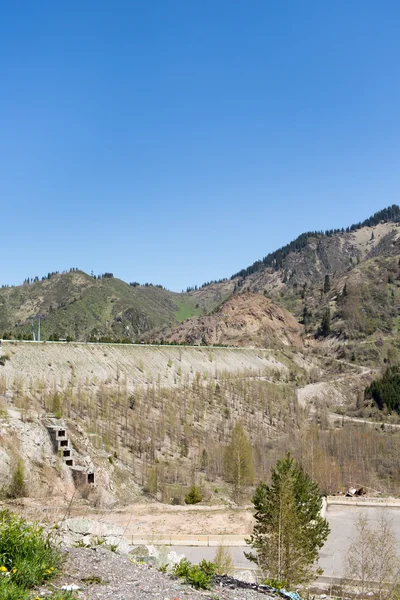 Panorama da natureza montanhas verdes e céu azul em Chimbulak Almaty, Cazaquistão — Fotografia de Stock