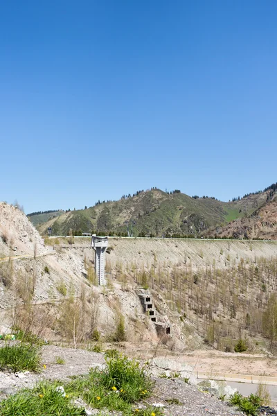 Panorama da natureza montanhas verdes e céu azul em Chimbulak Almaty, Cazaquistão — Fotografia de Stock