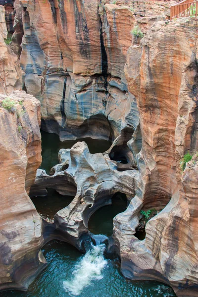 Blyde river canyon, Güney Afrika, mpumalanga, yaz peyzaj, kırmızı kayalar ve su — Stok fotoğraf