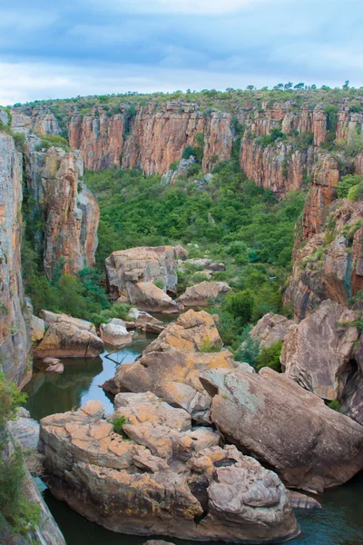 Blyde River Canyon, Sudáfrica, Mpumalanga, Paisaje de verano, rocas rojas y agua — Foto de Stock