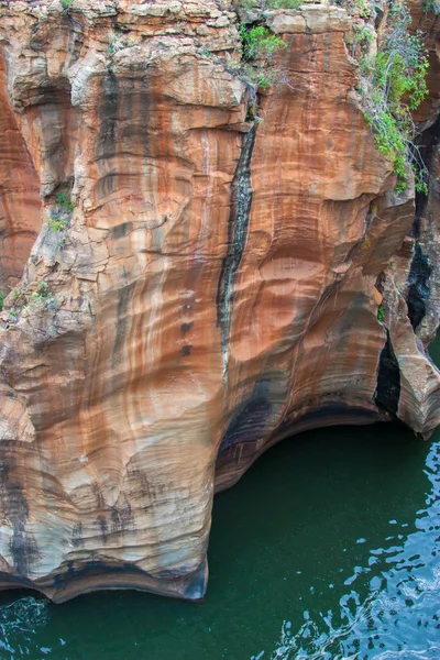 Blyde river canyon, Güney Afrika, mpumalanga, yaz peyzaj, kırmızı kayalar ve su — Stok fotoğraf