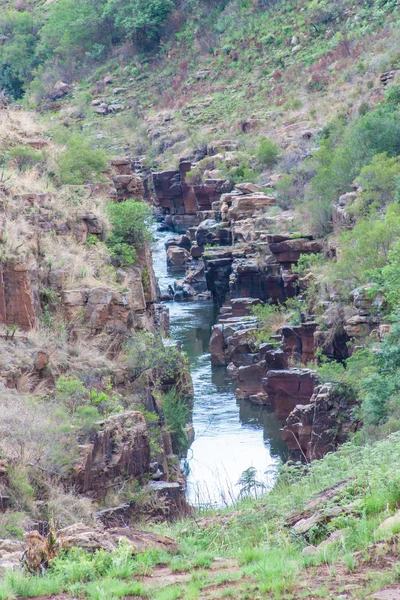 Blyde River Canyon, Etelä-Afrikka, Mpumalanga, kesämaisema, punaiset kivet ja vesi — kuvapankkivalokuva