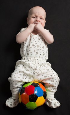 siyah geçmiş bebek ve Spor Futbol topuyla oynayan erkek bebek