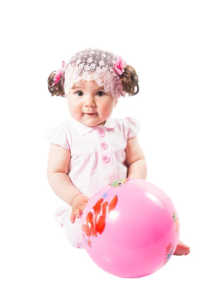 Pouco bonito bebê-menina com bola no vestido rosa isolado no fundo branco Use-o para uma criança, parentalidade ou conceito de amor — Fotografia de Stock