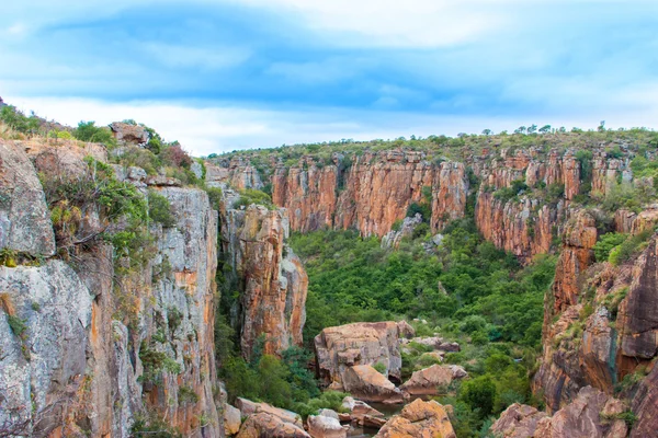 Blyde river canyon, südafrika, mpumalanga, sommerlandschaft, rote felsen und wasser — Stockfoto