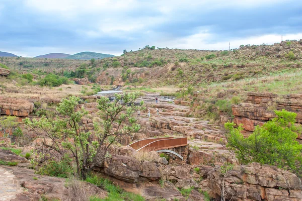 Blyde river canyon, südafrika, mpumalanga, sommerlandschaft, rote felsen und wasser — Stockfoto