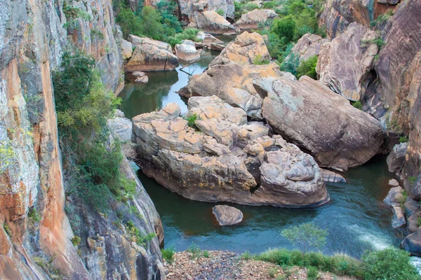 Blyde River Canyon, Sudáfrica, Mpumalanga, Paisaje de verano, rocas rojas y agua —  Fotos de Stock