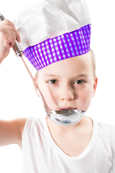 Kind jongen koken dragen van een hoed chef-kok met pan geïsoleerd op witte kwaliteitsniveaus concept van gezonde voeding en kindertijd — Stockfoto