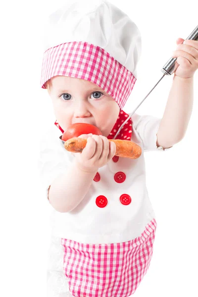 Bebé cocinero con un sombrero de chef con verduras y sartén aislada en fondo blanco.El concepto de comida saludable y la infancia —  Fotos de Stock