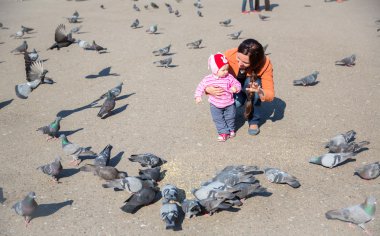 kız çocuk ve annesi kumrular sokak City ile oynuyor