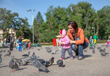 kız çocuk ve annesi kumrular sokak City ile oynuyor