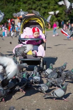kumru şehrin sokak ile oynayan kız çocuk