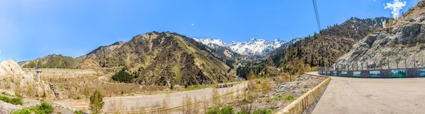 Panorama de presas, montañas en garganta en Almaty, Kazajstán, Medeo — Foto de Stock