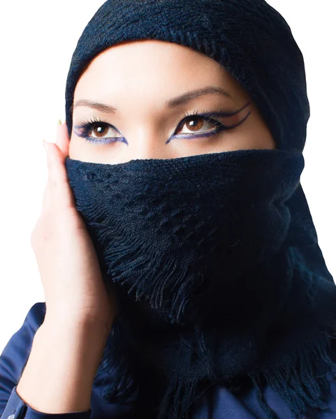 阿拉伯文东方化妆、 亚洲的专业化妆，孤立在白色背景上的哈萨克女人肖像 — 图库照片