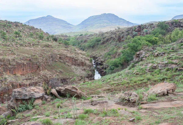 Blyde River Canyon, Sudáfrica, Mpumalanga, Paisaje de verano, rocas rojas y agua — Foto de Stock