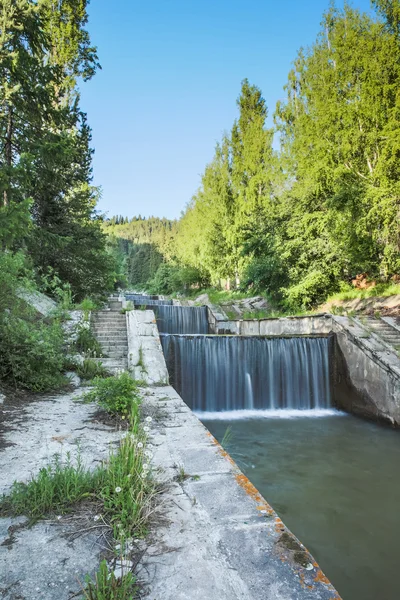 Natura di alberi verdi e cascata di fiume vicino a Medeo in Almaty, Kazakistan, Asia in estate — Foto Stock