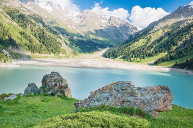 muhteşem manzaralı büyük Almatı Gölü tien shan dağlarında yaz, Almatı, Kazakistan, Asya