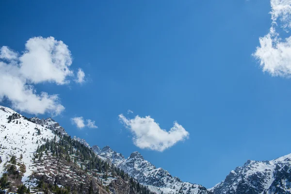 Blue sky and cloud mountains in gorge in Almaty, Kazakhstan, Medeo — Stock Photo, Image