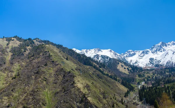 Příroda, hory, sníh a modrá obloha, silnice na medeo v almaty, Kazachstán, Asii na léto — Stock fotografie