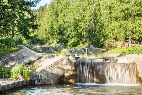 Natureza de árvores verdes e cascata de rio perto de Medeo em Almaty, Cazaquistão, Ásia no verão — Fotografia de Stock