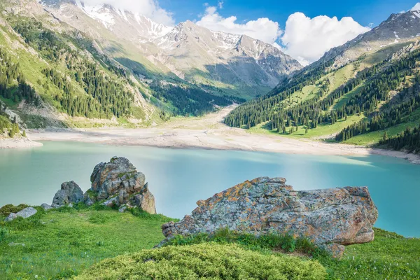 Spektakularny sceniczny almaty duże jezioro tien shan góry w Ałma-Ata, Kazachstan, Azji na lato — Zdjęcie stockowe