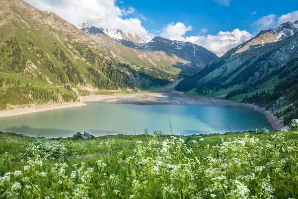 Muhteşem manzaralı büyük Almatı Gölü, Almatı, Kazakistan, Asya Yaz, tien shan dağlarında — Stok fotoğraf