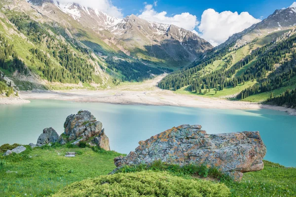 Espectacular paisaje Big Almaty Lake, Tien Shan Mountains en Almaty, Kazajstán, Asia en verano — Foto de Stock