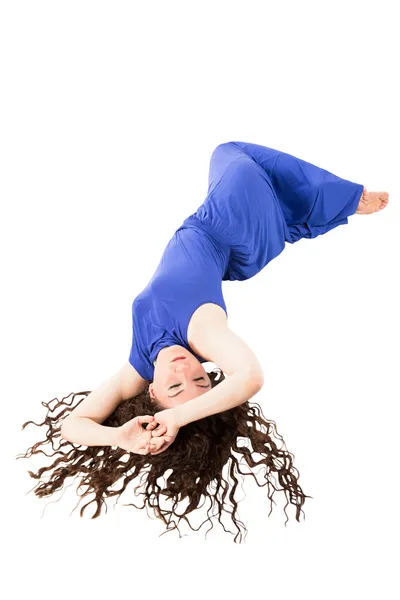 Mulher bonita com cabelo castanho encaracolado bonito longo isolado no fundo branco — Fotografia de Stock