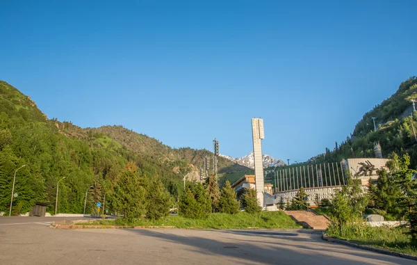 Stadion medeo, högsta skridskobana i världen i almaty, Kazakstan, Asien. Medeo sitter 1,691 meter över havet — Stockfoto